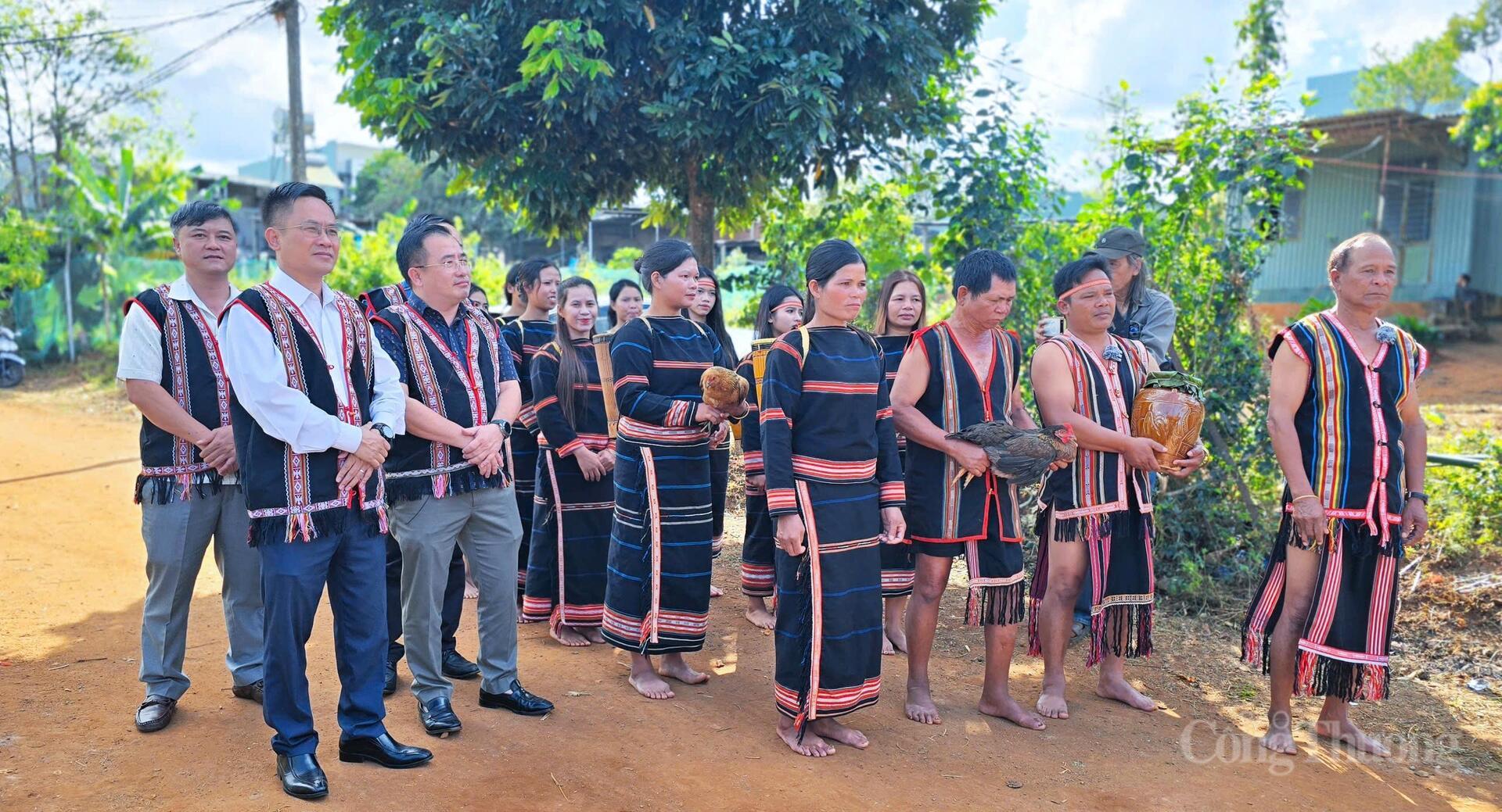 Về phố núi Pleiku xem người Jrai phục dựng lễ ăn hỏi truyền thống - 2