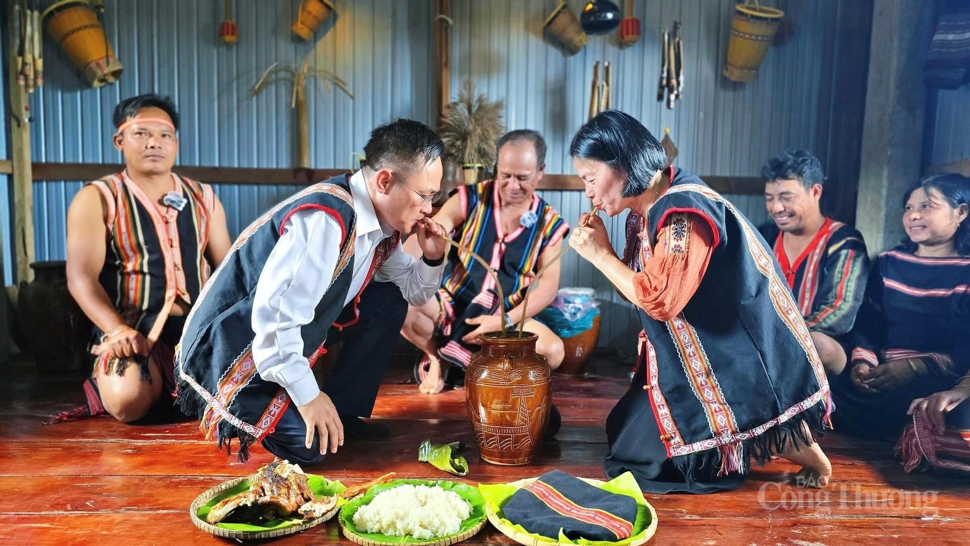 Về phố núi Pleiku xem người Jrai phục dựng lễ ăn hỏi truyền thống - 6