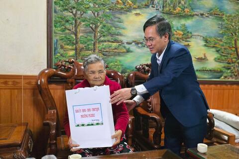 Bí thư Đảng ủy phường Pleiku Nguyễn Xuân Phước thăm, tặng quà các gia đình chính sách, người có công nhân dịp 27/7