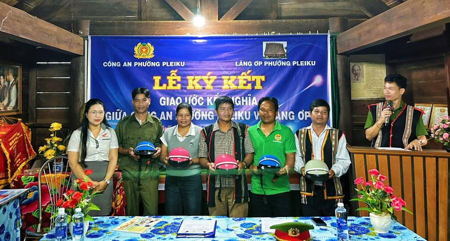 Công ty TNHH một thành viên Toàn Trung tặng 20 mũ bảo hiểm cho người dân làng Ơp. Ảnh: B.B trao-tang-mu-bao-hiem-cho-nguoi-dan-lang-op.jpg