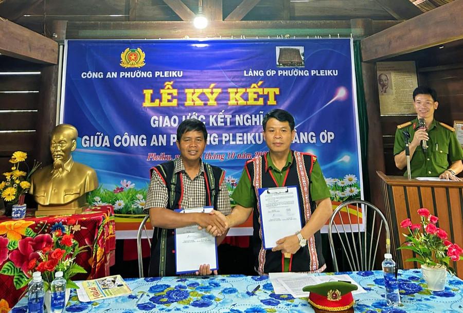 Đại diện lãnh đạo Công an phường Pleiku và hệ thống chính trị làng Ơp ký kết giao ước kết nghĩa. Ảnh: B.B cong-an-phuong-va-lang-op-ky-ket-giao-uoc-ket-nghia.jpg