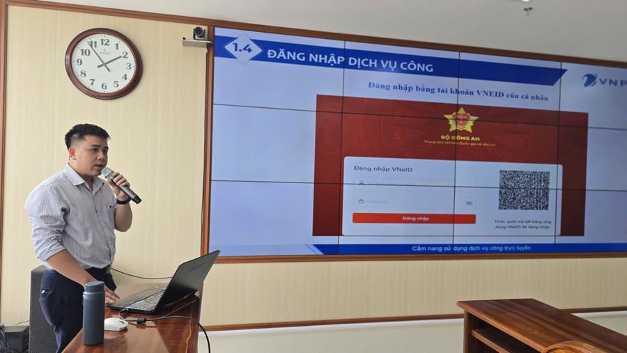 bao-cao-vien-huong-dan-hoc-vien-su-dung-cong-dich-vu-cong-truc-tuyen.jpg